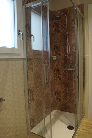 Shower, eco-friendly toiletries, hair dryer, bidet - La Sperella Bed and Breakfast - Sunset (San Lorenzo)
