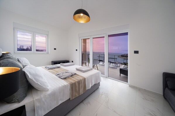 3 bedrooms, free cots/infant beds, bed sheets - Villa Sea Queen (Novalja)