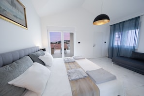 3 bedrooms, free cots/infant beds, bed sheets - Villa Sea Queen (Novalja)
