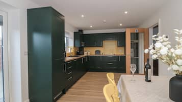 Dishwasher, electric kettle, cookware/dishes/utensils