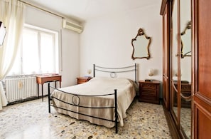 2 عدّة غرف نوم ومكتب ومكواة/لوح كي وسرير سفر