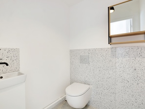 Douche, sèche-cheveux, serviettes fournies