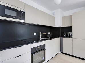 Kylskåp, mikrovågsugn, ugn och spishäll