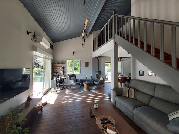 TV, books - Aux Portes de Montauban, Maison Avec Jardin, Piscine et Jacuzzi (Bressols)