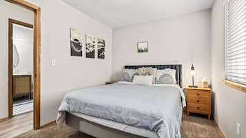 6 bedrooms, iron/ironing board, WiFi (free), bed sheets