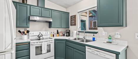 Een koelkast, een microgolfoven, een oven, een kookplaat