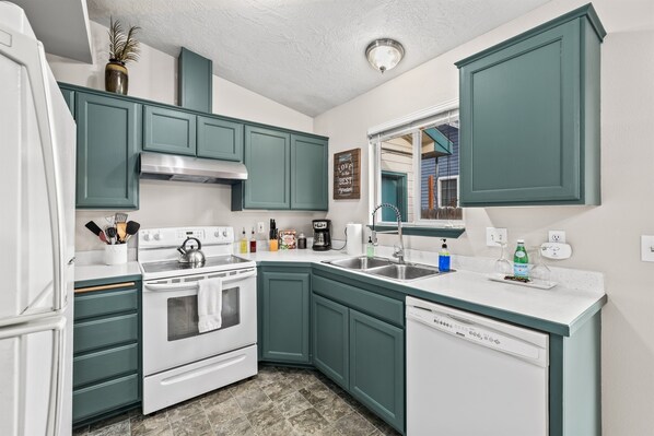 Een koelkast, een magnetron, een oven, een kookplaat