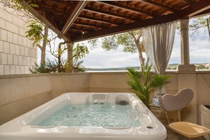 Outdoor spa tub - Villa Nauta feel the stunning peaceful and beauty of the amazing island Peljesac (Lovište)