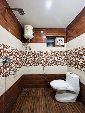 Douche, serviettes fournies, savon, shampoing