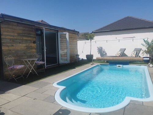 Private Pool, Hot Tub, Luxury Cabana Poole Dorset.