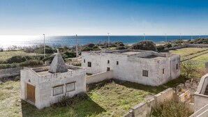 A coastal area with white buildings, a clear sky, and the sea in the background. - 3777 Appartamento Space Family by Barbarhouse (Manduria)