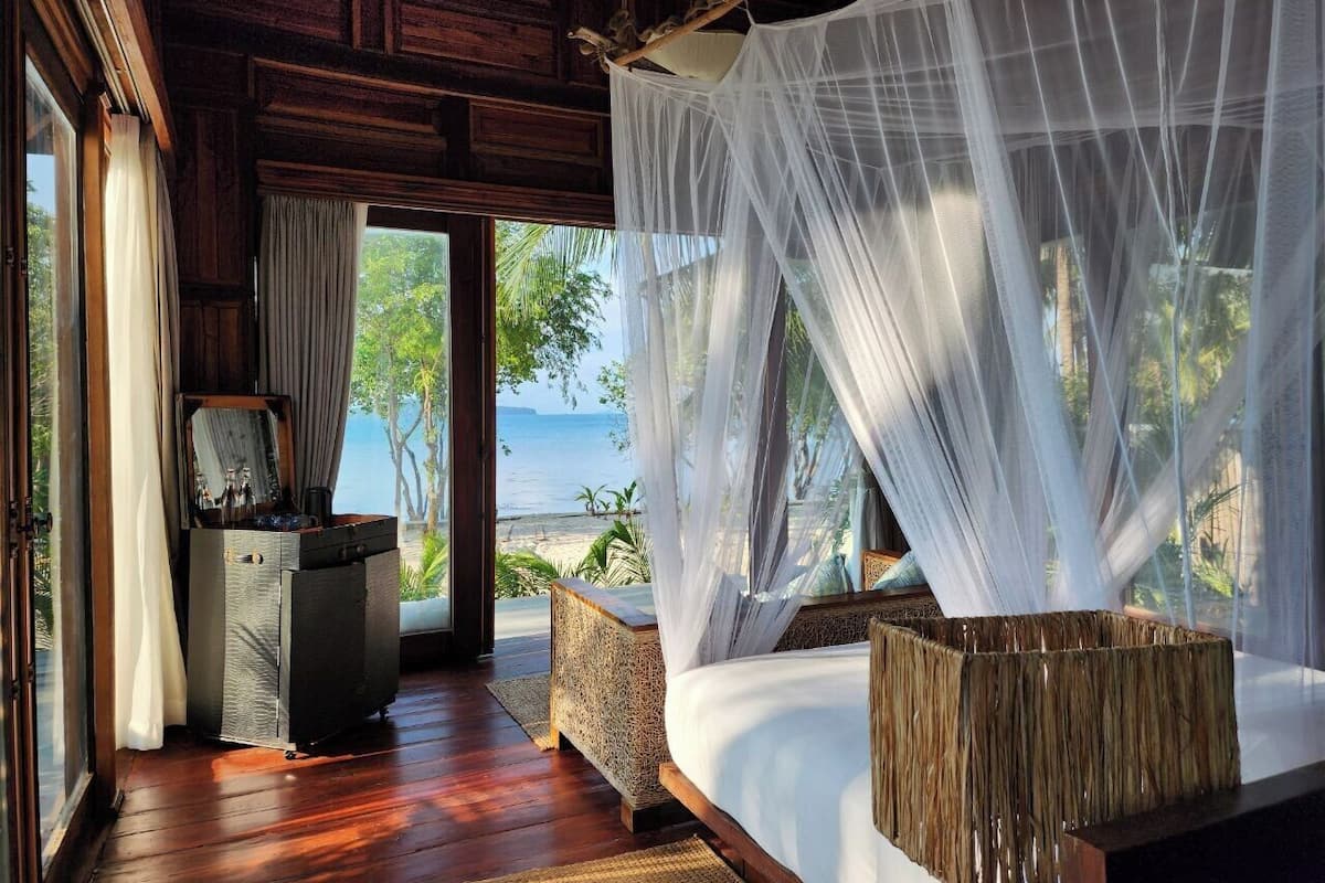 In-room safe, blackout drapes, soundproofing