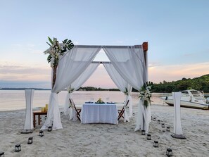 Outdoor dining - Full Moon Private Island (Kiri Sakor)