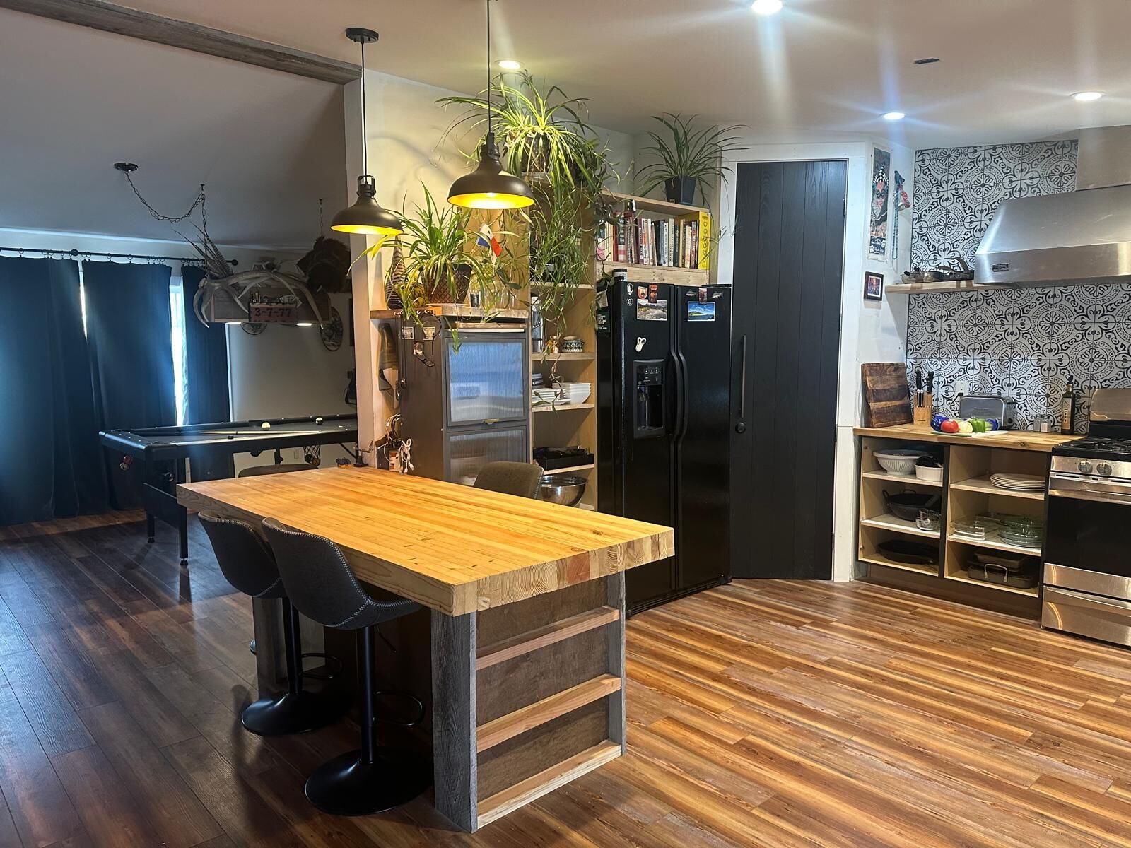 Horno, placa de cocina, lavavajillas y cafetera o tetera