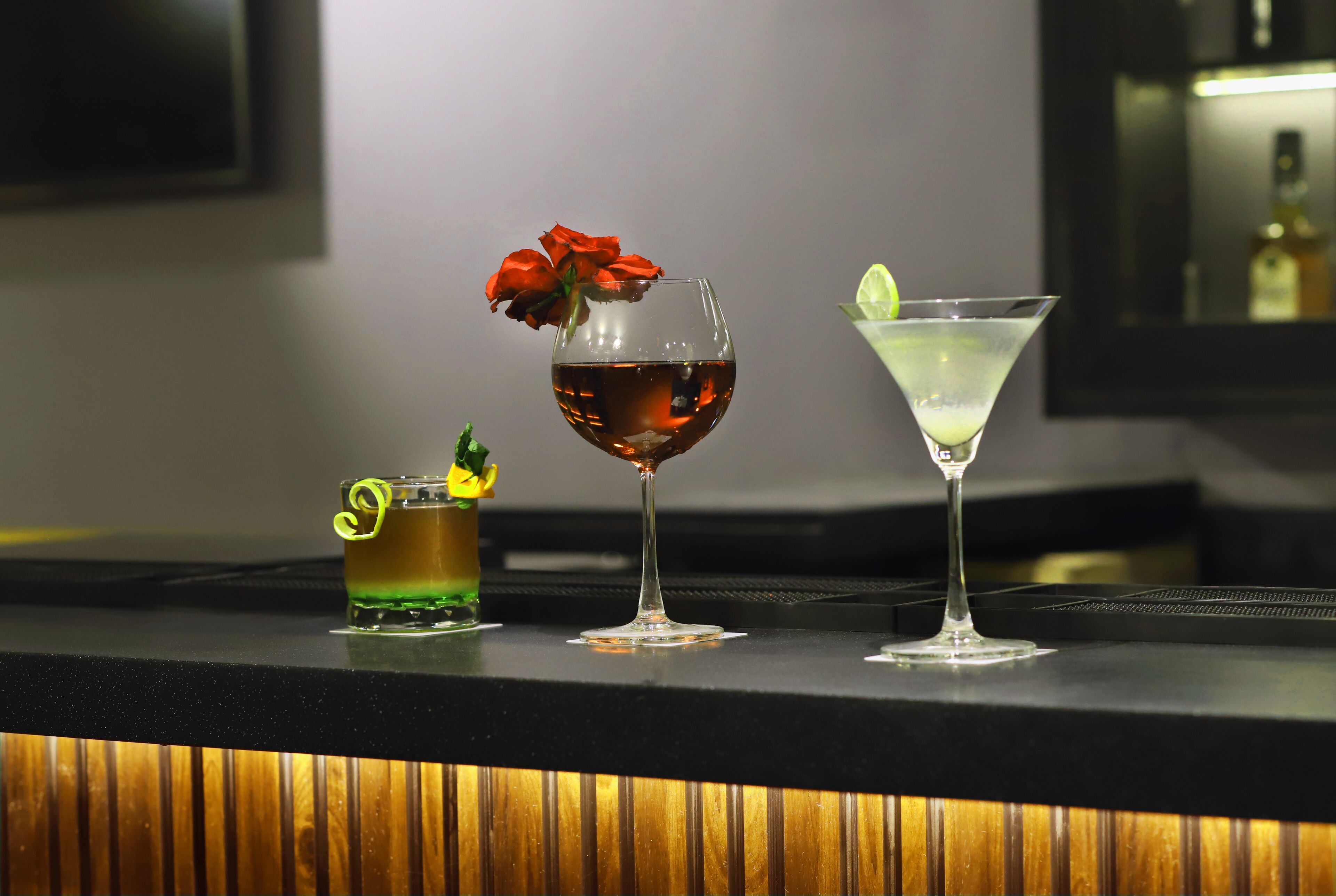 Trois cocktails sur le comptoir d’un bar.