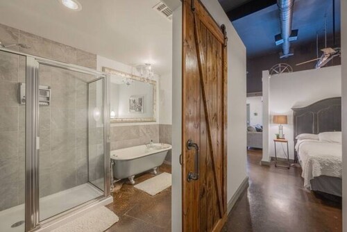 Haven at Hazel ~ Downtown Studio, stylish and centrally located on the square.