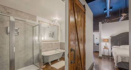 Haven at Hazel ~ Downtown Studio, stylish and centrally located on the square.