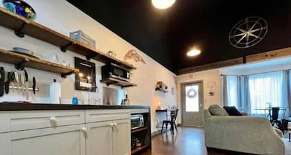 Haven at Hazel ~ Downtown Studio, stylish and centrally located on the square.