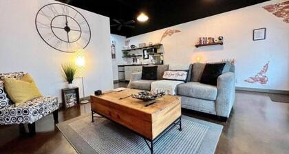 Haven at Hazel ~ Downtown Studio, stylish and centrally located on the square.