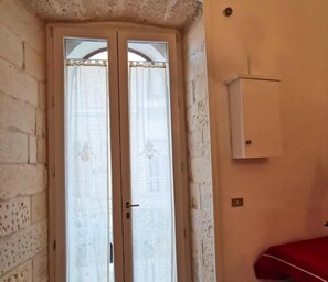 Interior entrance - La Casa dei Gigli (Lecce)