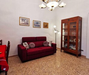 Leilighet – comfort | Oppholdsområde | En 40-tommers Flatskjerm-TV med digitale kanaler