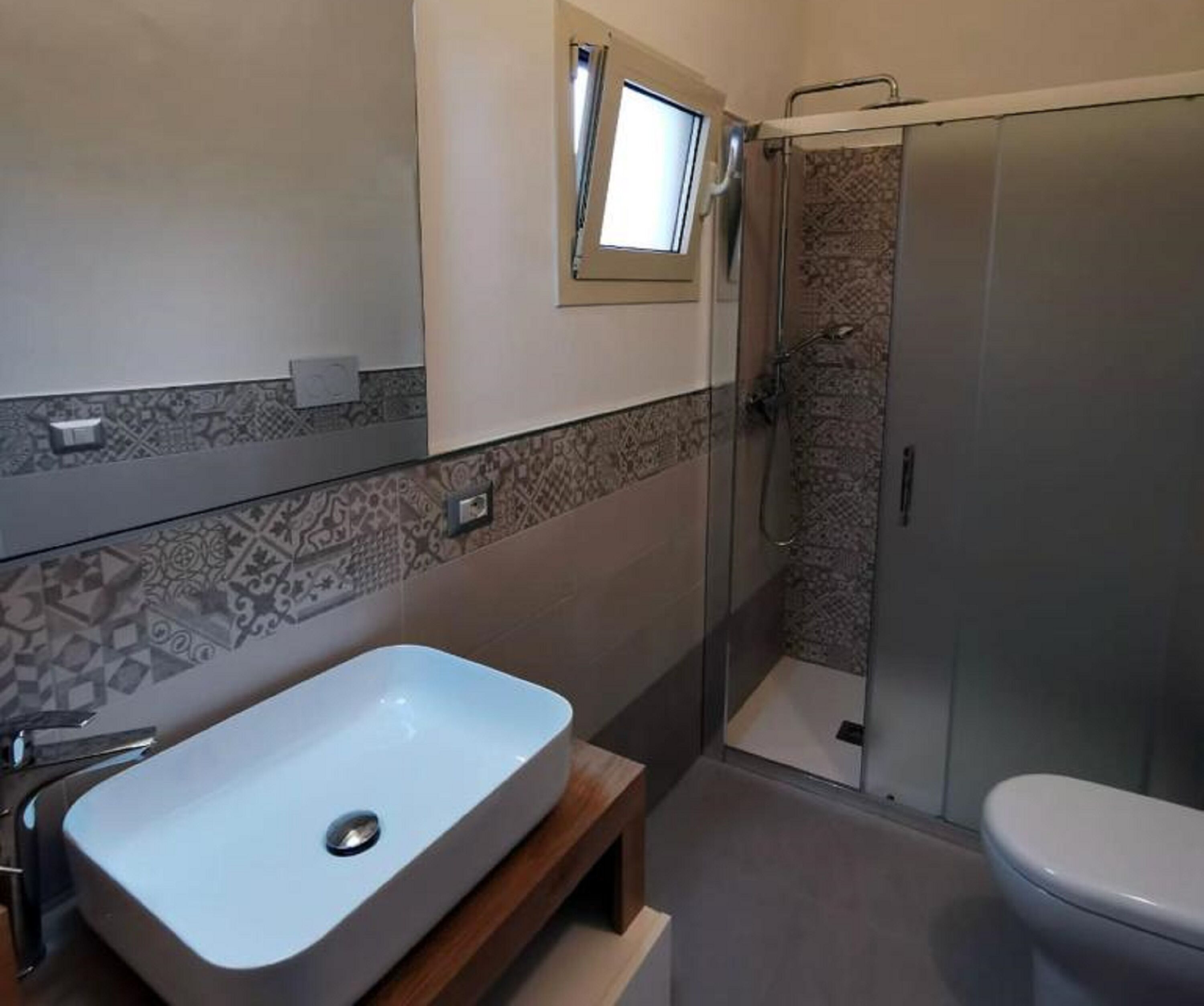 Apartamento Confort | Baño | Ducha, artículos de higiene personal gratuitos y toallas