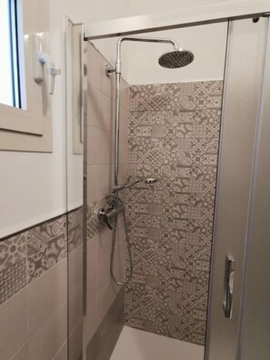 Lägenhet Comfort | Badrum | Dusch, gratis toalettartiklar, handdukar och toalettpapper
