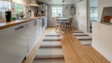 KylskÄp, spishÀll, diskmaskin och kaffe- och tebryggare