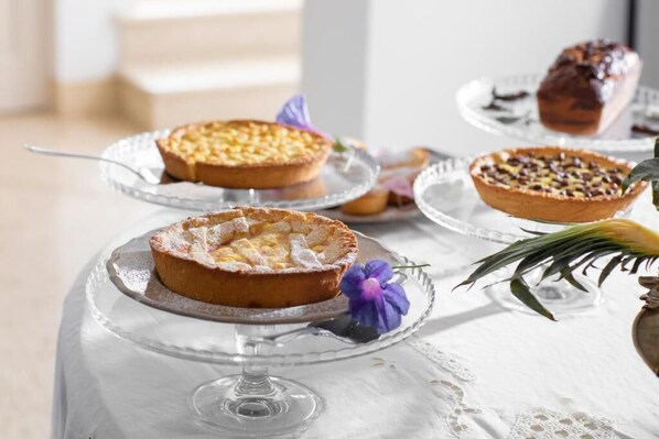 A table with three glass pie dishes on a white tablecloth. - Relais Carlo Alberto (Salve)