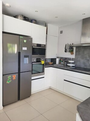 Réfrigérateur, four à micro-ondes, un four, surface de cuisson