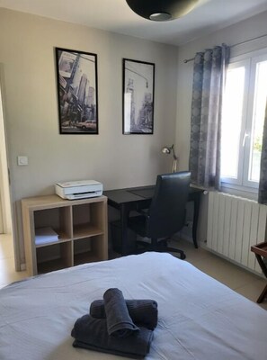 4 chambres, fer et planche à repasser, Wi-Fi gratuit, draps fournis