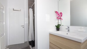 Shower, hair dryer, towels