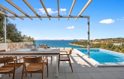 3 bedroom lovely home in Murter