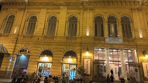 A historic building with arched windows and a central entrance. - Terrace In The Historic Center In Palermo Pino (Palermo)