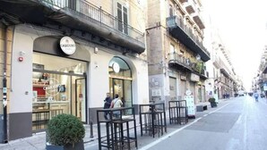 A street with a café named 'CAGLIOSTRO' and outdoor seating. - Terrace In The Historic Center In Palermo Pino (Palermo)