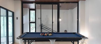 Lukali Staycation, 2level, 3BR, 2baths,WIFI,mini gym,billiard table,plunge pool.