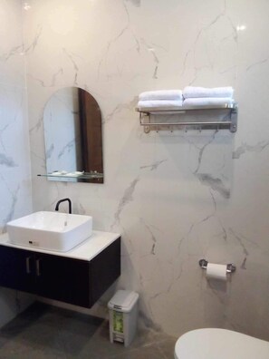 مجففات شعر، مناشف، صابون، شامبو