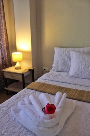 3 عدّة غرف نوم ومكواة/لوح كي وواي فاي وملاءات أسرّة