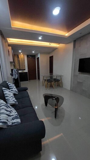 Living area - Lukali Staycation, 2level, 3BR, 2baths,WIFI,mini gym,billiard table,plunge pool. (Tagbilaran City)