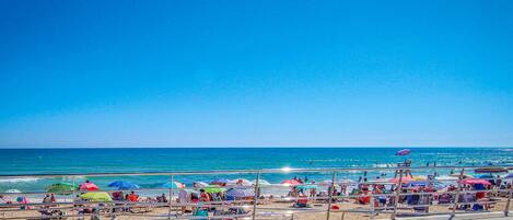 Una spiaggia nelle vicinanze
