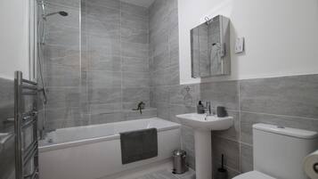 Leilighet | Bad | Kombinert dusj/badekar, dype avslapningsbadekar, hårføner og håndklær