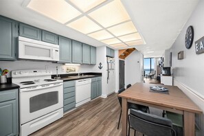 Frigorífico, microondas, horno y placa de cocina