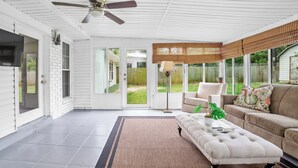 Living area - Pet-Friendly Tulsa Vacation Rental w/ Sunroom (Tulsa)