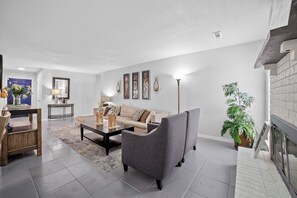 Una Smart TV, un reproductor de DVD, libros