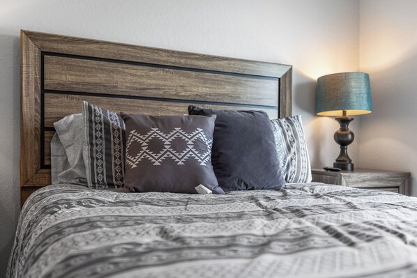 4 sovrum, skrivbord, strykjärn/strykbräda och resesäng