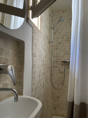 Sèche-cheveux, serviettes fournies, savon, papier toilette