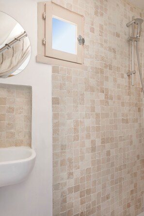 Hair dryer, towels, soap, toilet paper - Le Mini - Un Voyage en Provence (Aix-en-Provence)