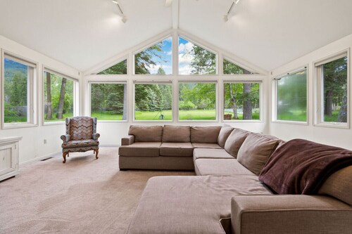 Spacious Home With Hiking Nearby & Mountain Views