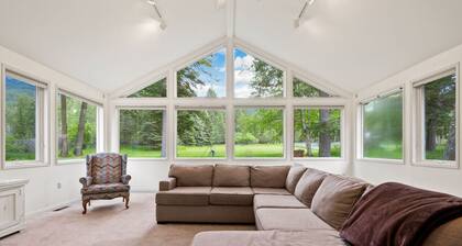 Spacious Home With Hiking Nearby & Mountain Views