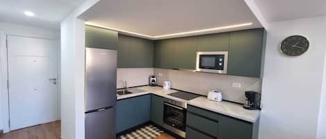 Een koelkast, een microgolfoven, een oven, een kookplaat